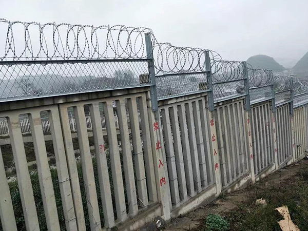 高鐵加高防護柵欄圖片3 高鐵加高防護柵欄圖片3